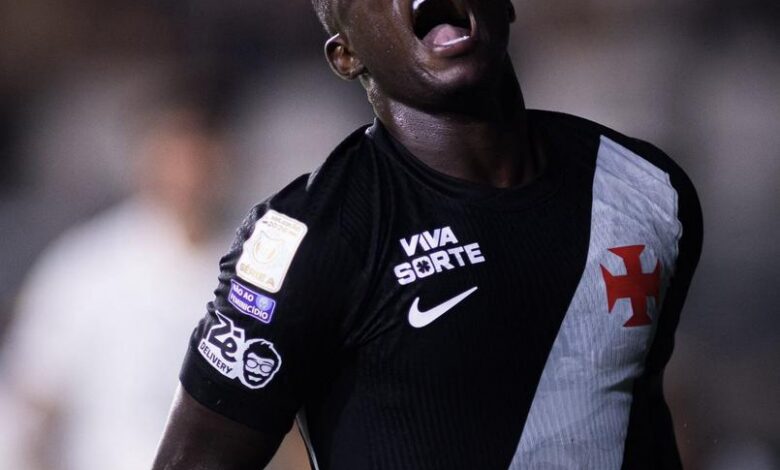 Jogadores do Corinthians em campo durante a partida.