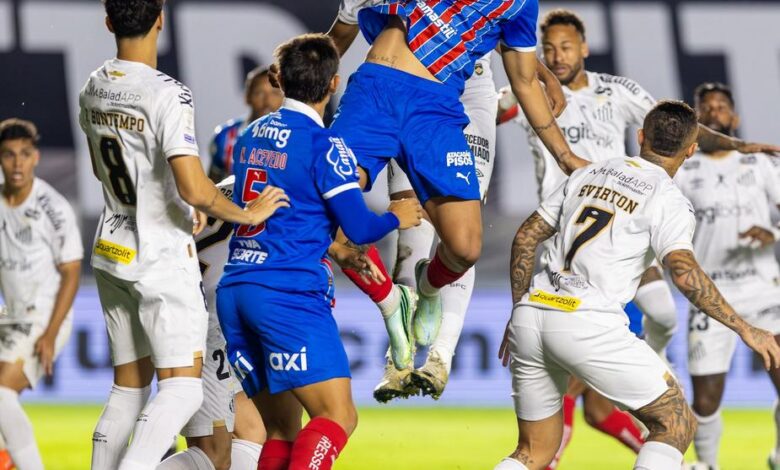 Jogadores do Santos em campo durante a partida