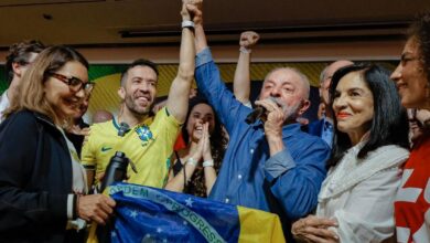 Lula no palanque durante discurso