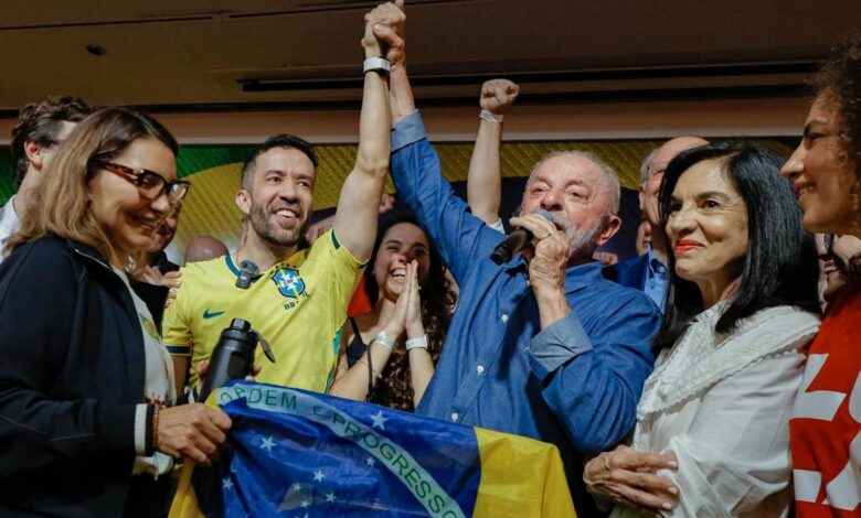 Lula no palanque durante discurso
