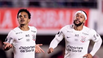 Jogador Memphis Depay em campo