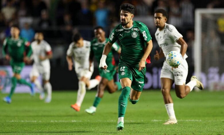 Jogadores em ação durante o clássico entre Santos e Palmeiras