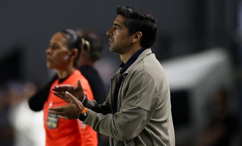 Abel Ferreira durante coletiva