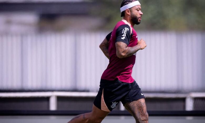Memphis Depay em ação pelo Corinthians
