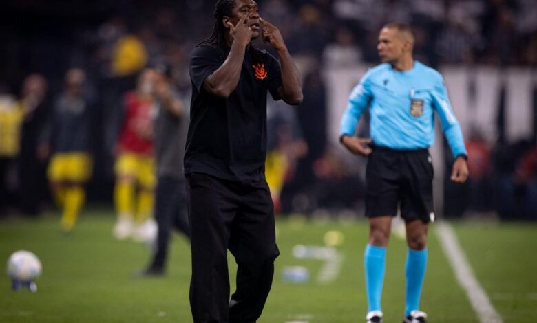 Seedorf celebra vitória do Corinthians