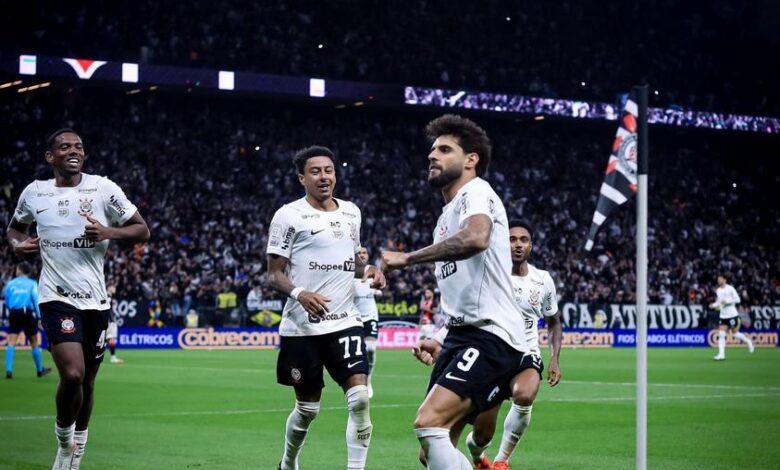 Torcida do Corinthians comemora vitória