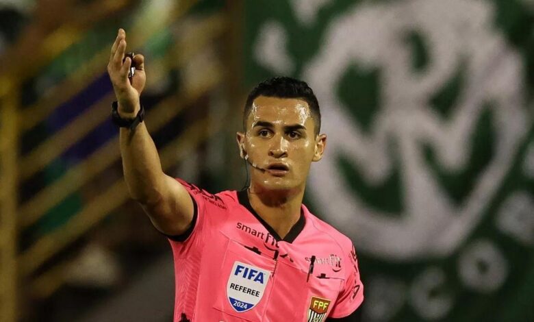 Técnico Rafael Guanaes em coletiva