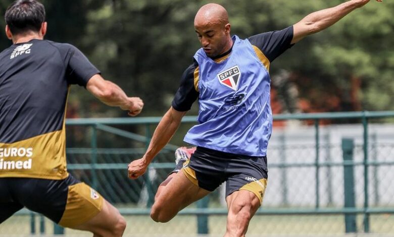 jogadores do São Paulo treinando
