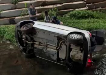 Carro cai no Ribeirão Jacuba e deixa três feridos em Hortolândia
