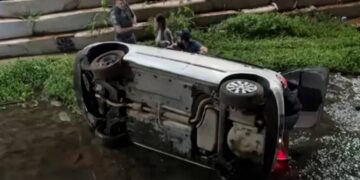 Carro cai no Ribeirão Jacuba e deixa três feridos em Hortolândia