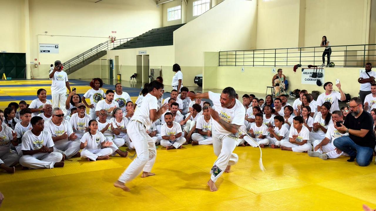 Centro de Especialidades em Artes Marciais Eliel Gomes recebe 150 pessoas na entrega dos novos cordões da capoeira