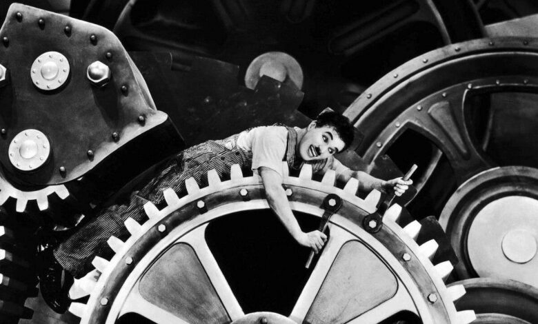 Charles Chaplin satiriza industrialização no clássico “Tempos Modernos”
