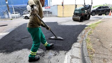 Tapa-buracos na marginal da avenida Engenheiro Antônio Francisco de Paula Souza no Jardim São Vicente