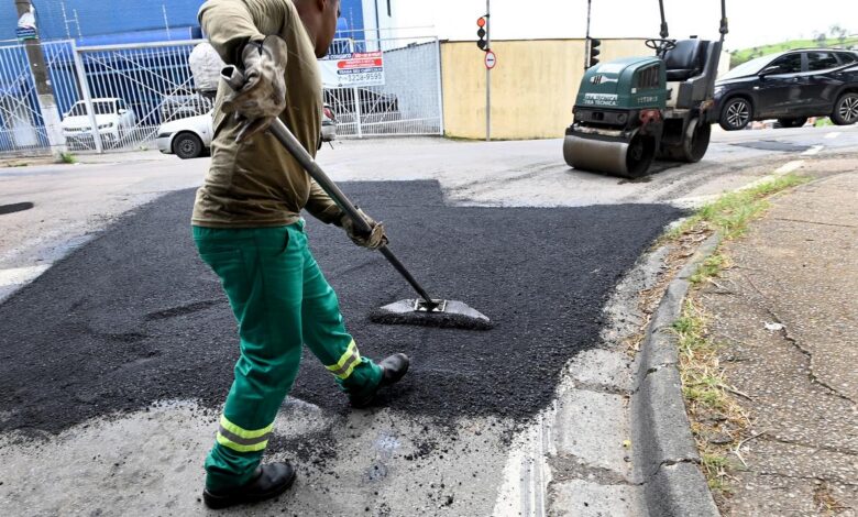 Tapa-buracos na marginal da avenida Engenheiro Antônio Francisco de Paula Souza no Jardim São Vicente