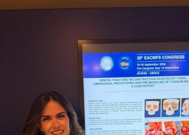 Cirurgiã-dentista Juliana Zuim durante congresso e Vinicius Vieira apresenta caso de trauma facial