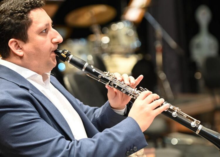 Felipe Reis será o clarinetista convidado do concerto Festival Mozart no dia 16 de outubro
