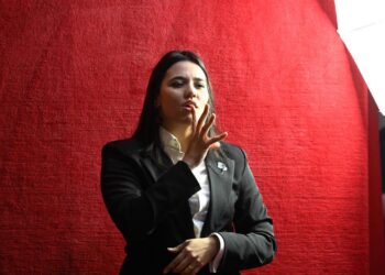 Intérprete de Libras durante atividade da Central de Interpretação de Libras de Campinas