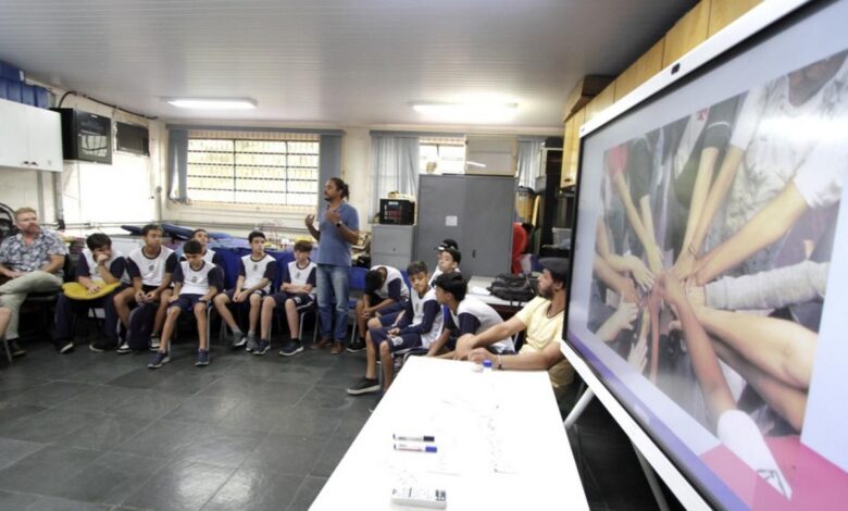 Discussão entre estudantes do 8º e 9º ano das redes municipal e estadual