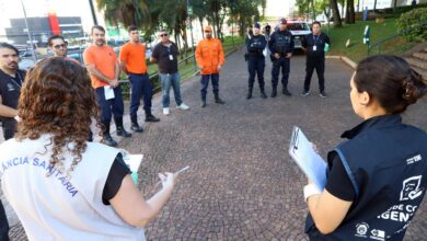 Equipe do Grupo de Resposta Unificada em vistoria para eliminar criadouros do Aedes aegypti com apoio de drone