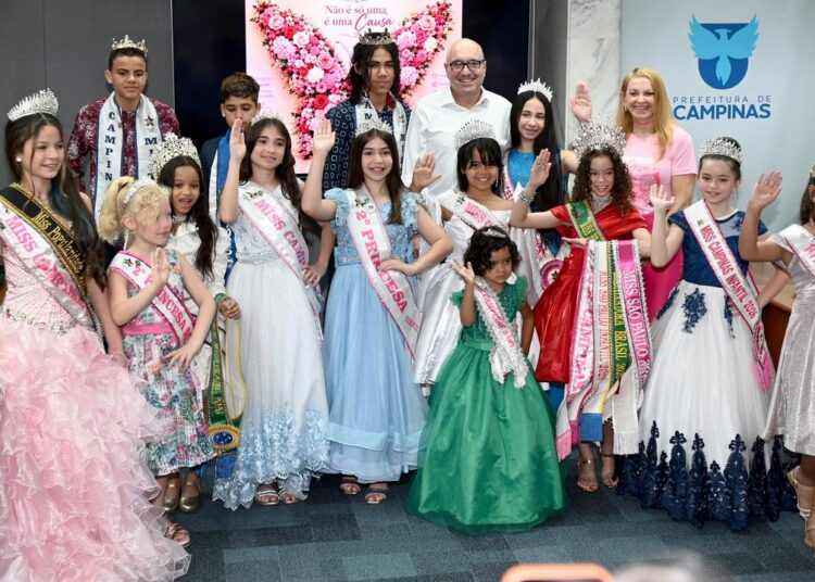 Prefeito Dário Saadi e secretária Alexandra Caprioli com crianças e adolescentes vencedores de concursos de beleza