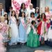 Prefeito Dário Saadi e secretária Alexandra Caprioli com crianças e adolescentes vencedores de concursos de beleza