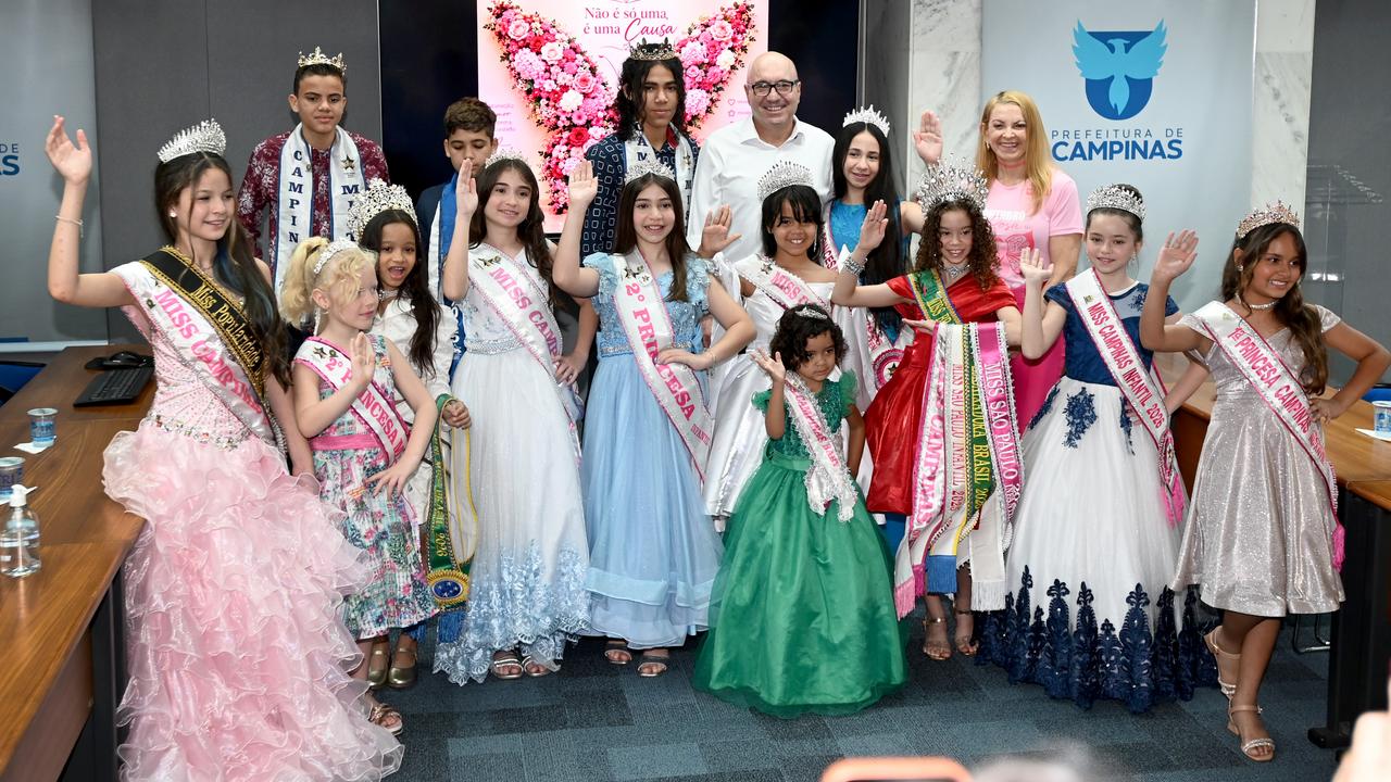 Prefeito Dário Saadi e secretária Alexandra Caprioli com crianças e adolescentes vencedores de concursos de beleza