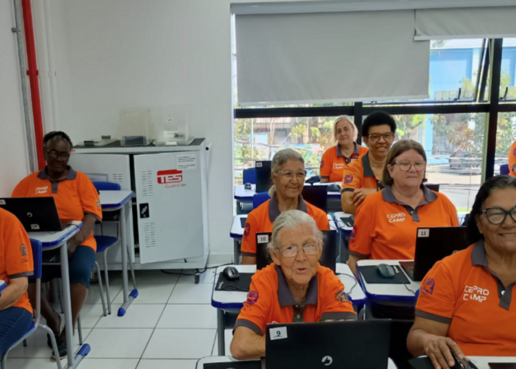 Estudantes aprendem sobre o mundo digital por meio de atividades práticas