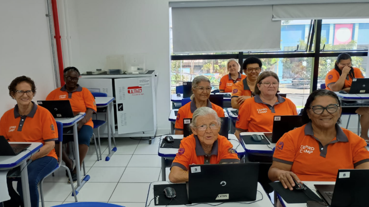 Estudantes aprendem sobre o mundo digital por meio de atividades práticas