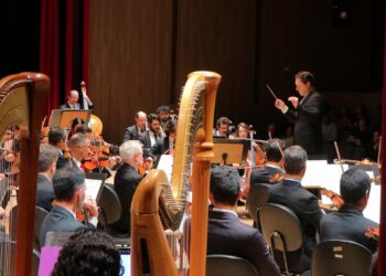 Montagem de Carmina Burana com orquestra, solistas, coros e bailarinos sob regência do maestro Evandro Matté