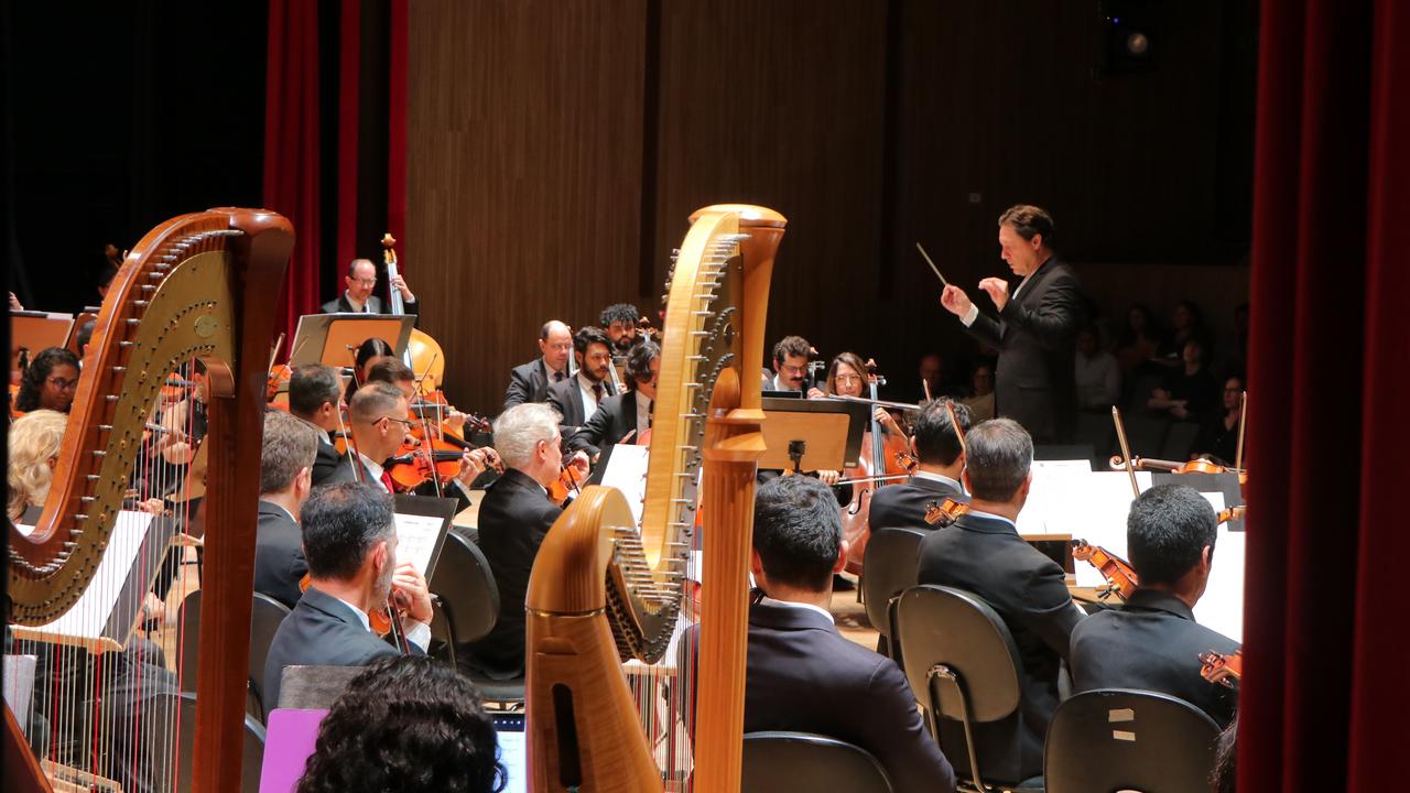 Montagem de Carmina Burana com orquestra, solistas, coros e bailarinos sob regência do maestro Evandro Matté