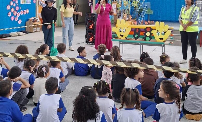 Equipe de educação no trânsito da Prefeitura de Hortolândia participa de ação em unidade de ensino na Vila Real