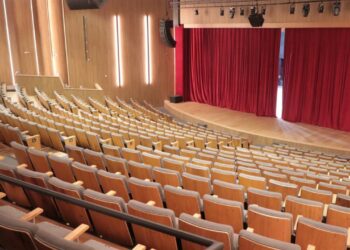 Espetáculo sendo realizado no palco do Teatro do Centro de Convivência Cultural