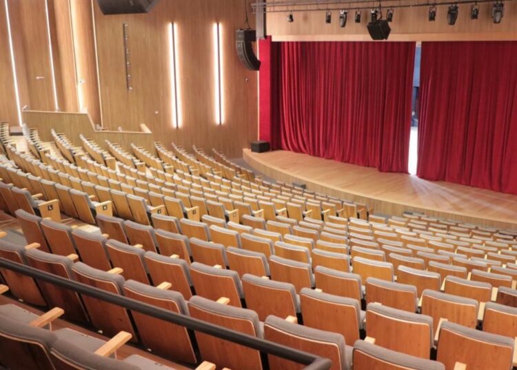 Espetáculo sendo realizado no palco do Teatro do Centro de Convivência Cultural