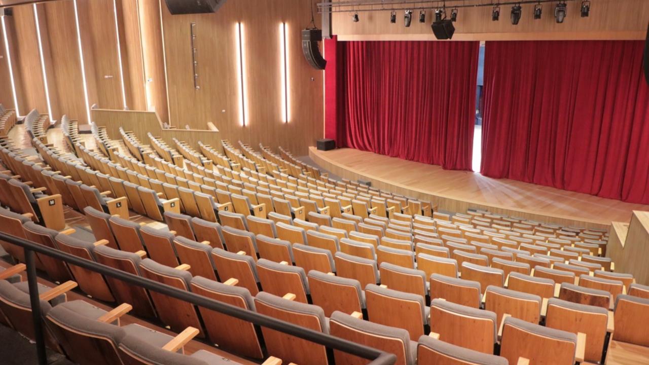 Espetáculo sendo realizado no palco do Teatro do Centro de Convivência Cultural