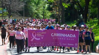 Caminhada do Outubro Rosa destacando conscientização em saúde