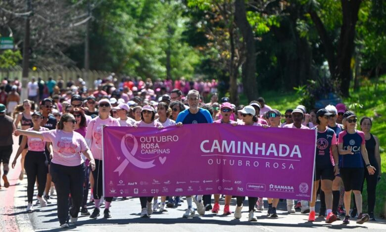 Caminhada do Outubro Rosa destacando conscientização em saúde