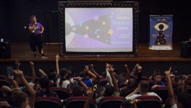 Crianças assistindo filmes e explorando novas realidades em festival de cinema