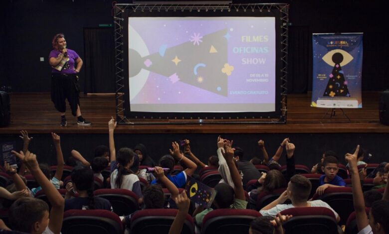 Crianças assistindo filmes e explorando novas realidades em festival de cinema