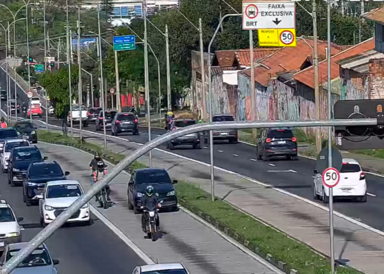 Câmeras permitem giro de 360 graus e há sinalização de alerta nas aproximações