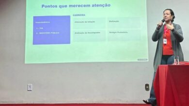 diretora de Gestão de Pessoas Karina Locatelli falando em evento