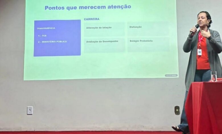 diretora de Gestão de Pessoas Karina Locatelli falando em evento