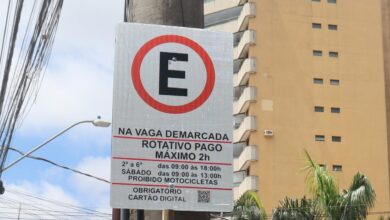 Agentes fiscalizando estacionamento usando bikes e viaturas OCR