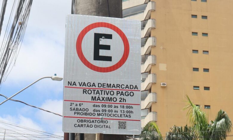 Agentes fiscalizando estacionamento usando bikes e viaturas OCR
