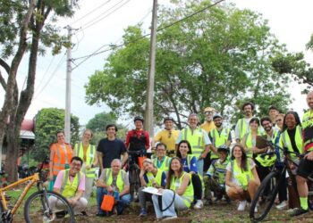 Técnicos da Emdec, da Prefeitura e cicloativistas durante visita técnica com sugestões para cartilha cicloviária