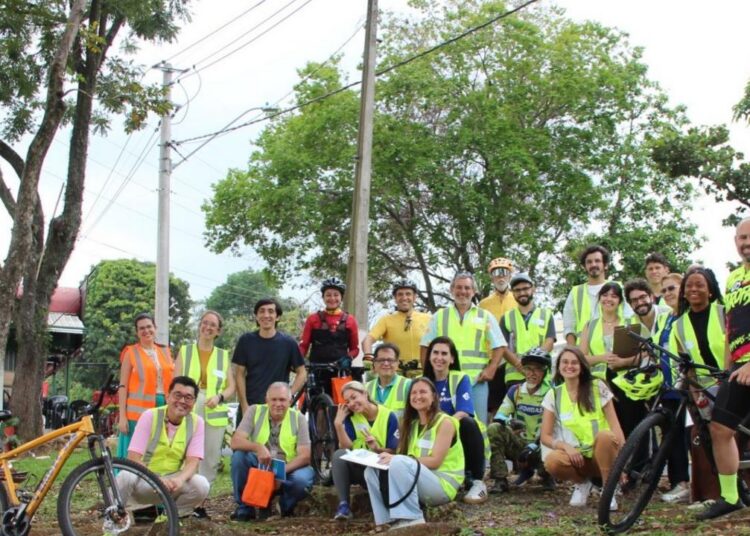 Técnicos da Emdec, da Prefeitura e cicloativistas durante visita técnica com sugestões para cartilha cicloviária
