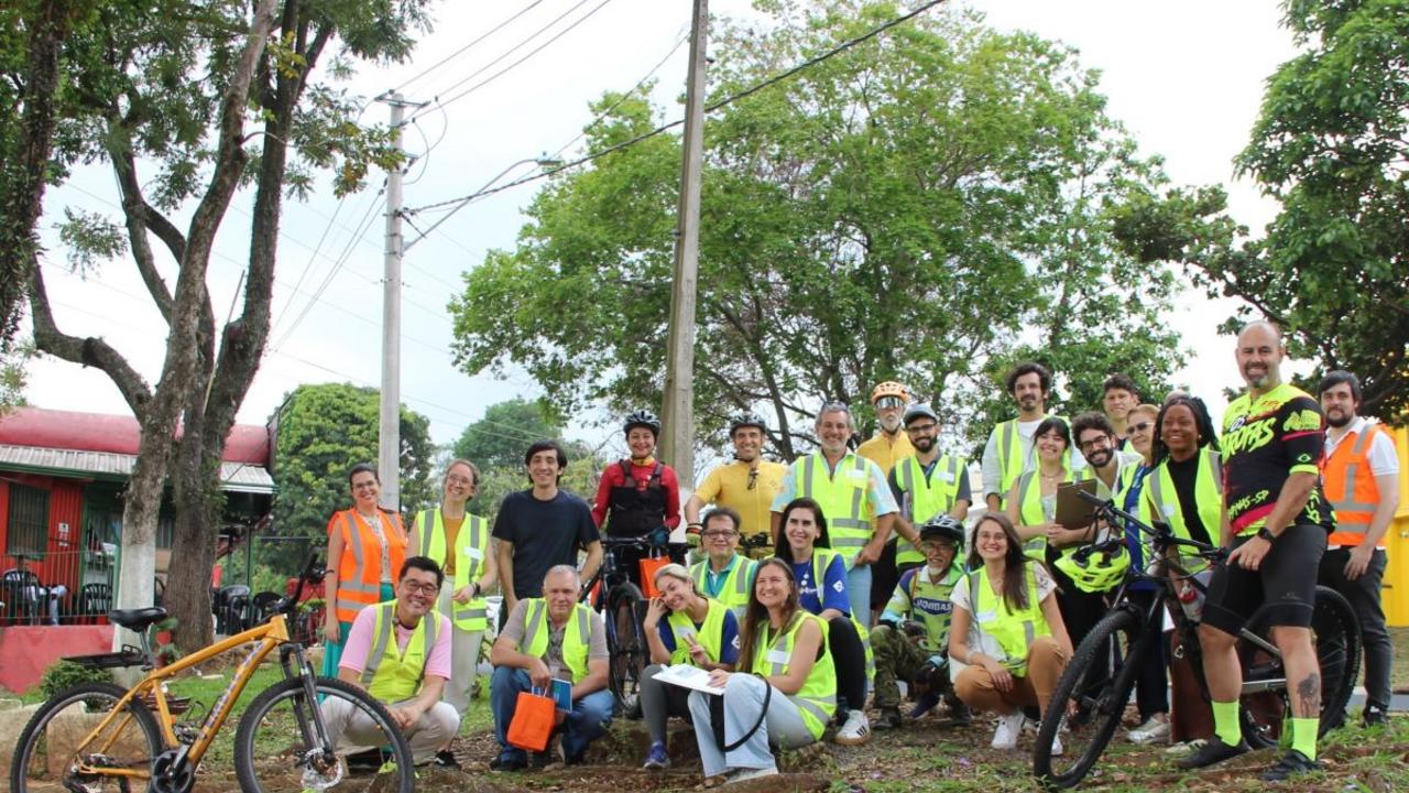 Técnicos da Emdec, da Prefeitura e cicloativistas durante visita técnica com sugestões para cartilha cicloviária