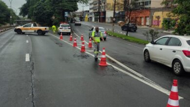 Agentes da Emdec sinalizam para desvio no entorno do Bosque dos Jequitibás