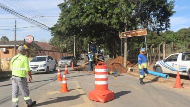 Agentes da Emdec organizando o trânsito e orientando motoristas no local da interdição