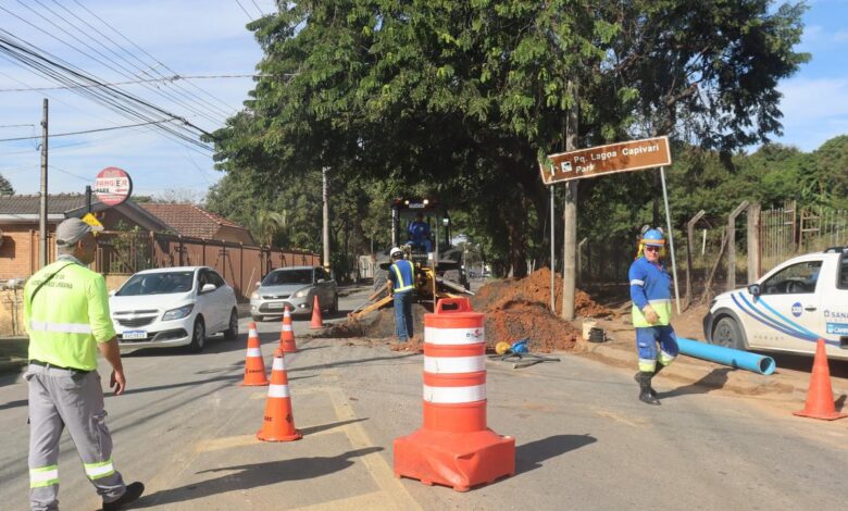 Agentes da Emdec organizando o trânsito e orientando motoristas no local da interdição