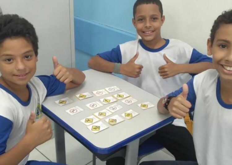 Jogo da Memória: Sinais de Trânsito